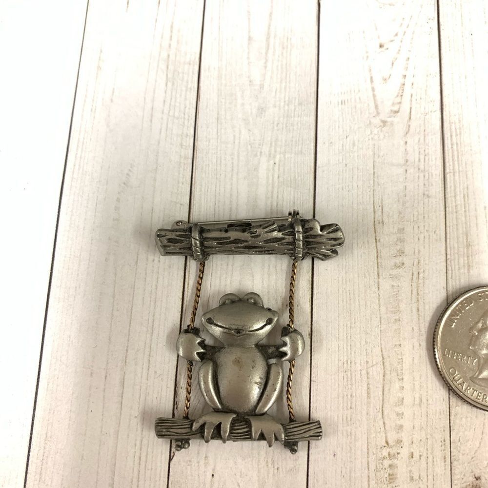 JJ Swinging Frog Brooch‎